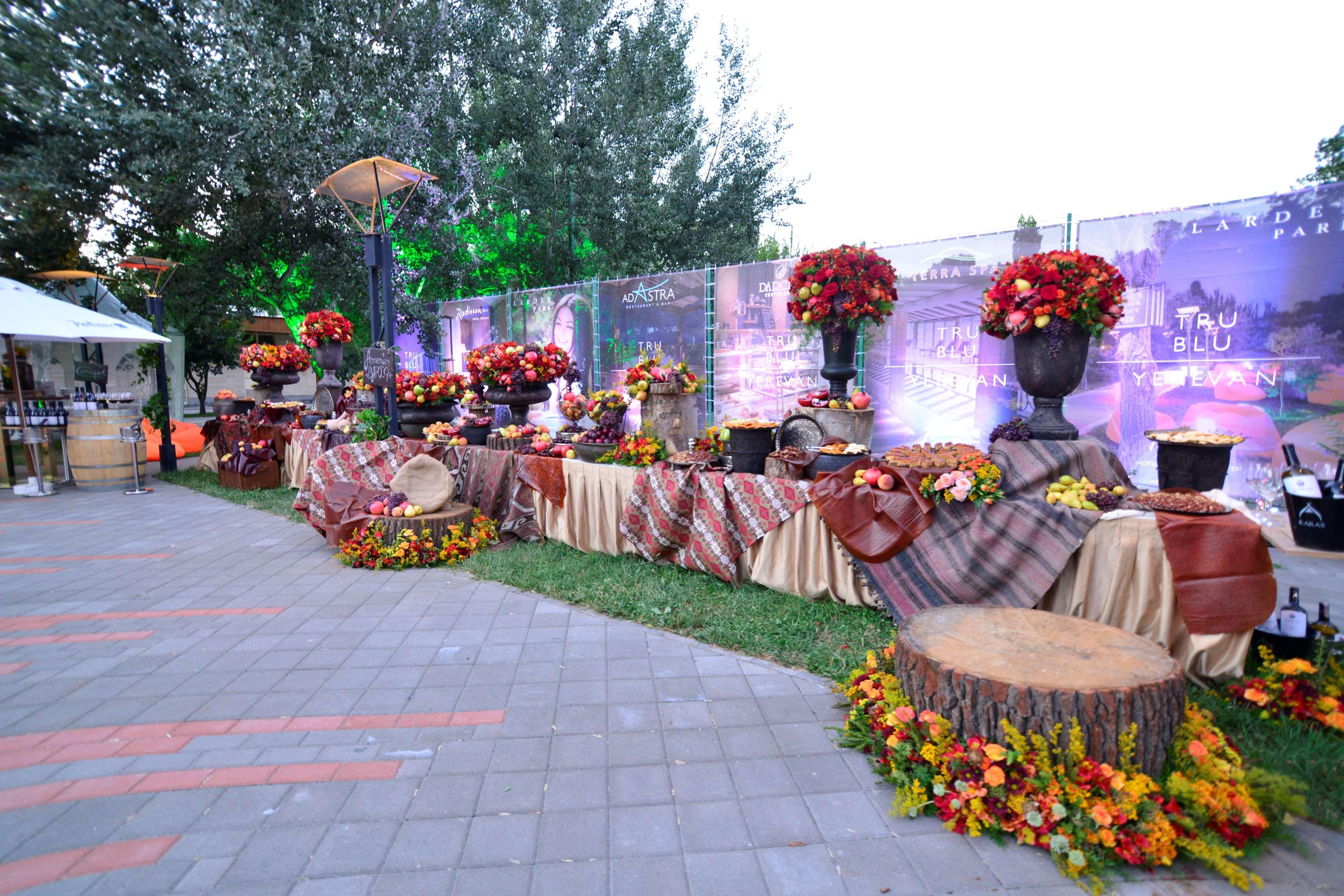 โรงแรมเรดิสัน บลู, เยเรวาน ภายนอก รูปภาพ A buffet at a wedding reception